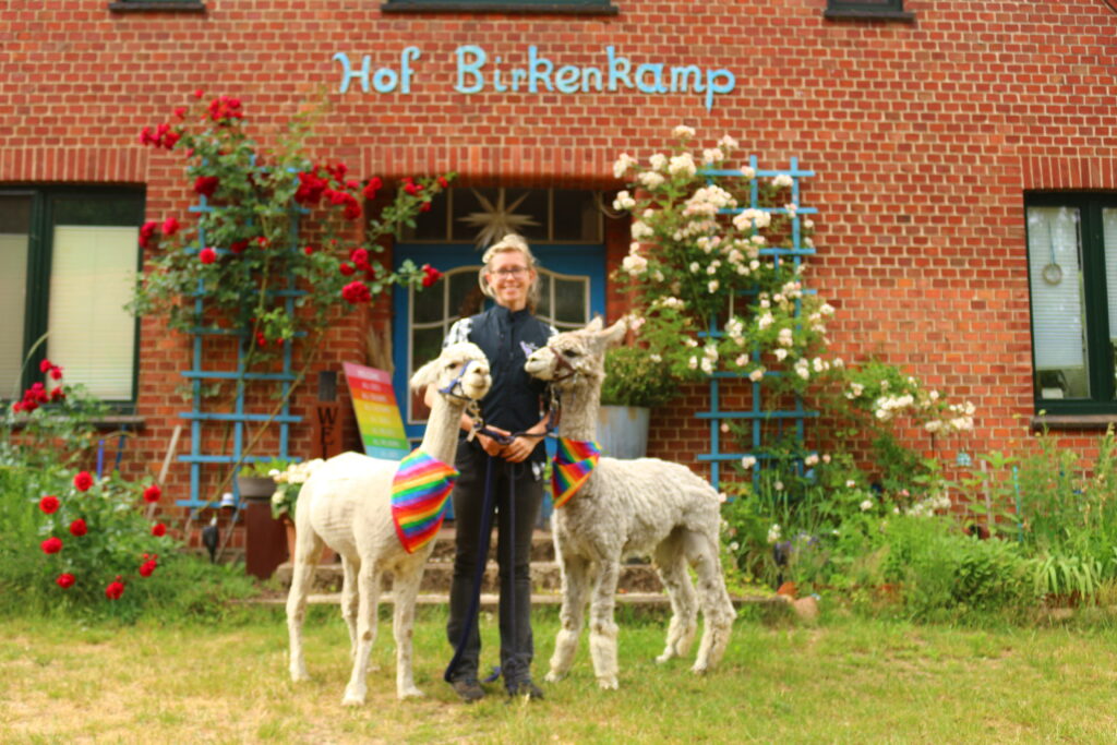 Begegnung zwischen Jenny und den zwei Alpakas Magic und Sir Henry auf dem Lebenshof Birkenkamp – ein Ort der Vielfalt und des respektvollen Miteinanders.